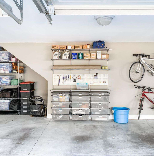 Garasi dengan sistem penyimpanan gantung untuk sepeda dan peralatan